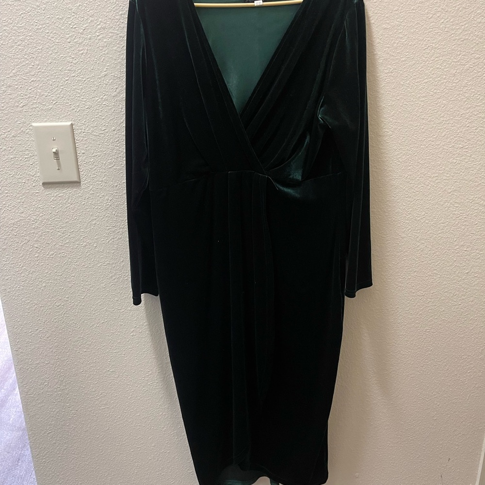 Luxurious Deep Green Velvet Long Sleeve Dress